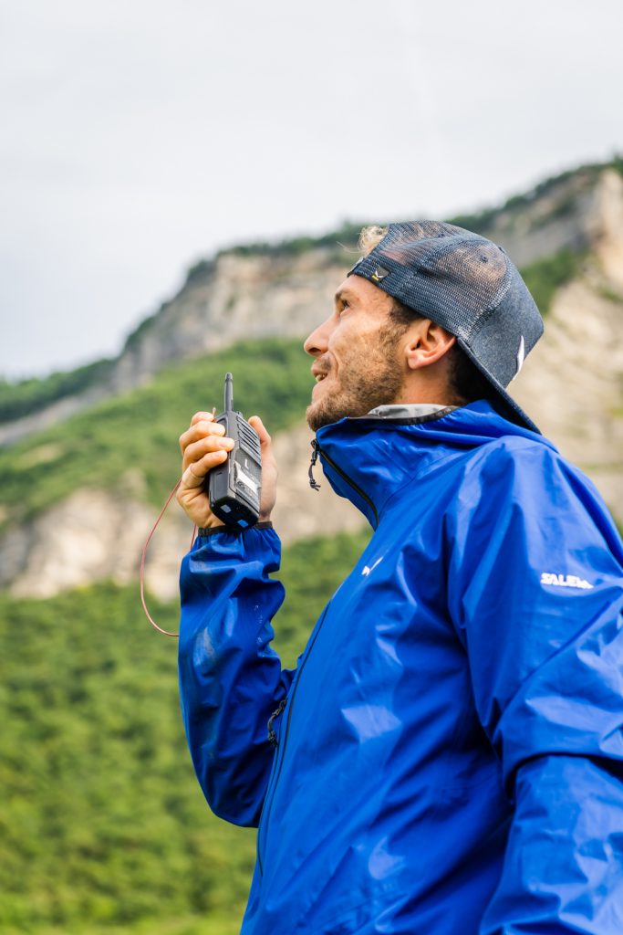 Moniteur de parapente en stage avec des élèves cadre ffvl, sécurité