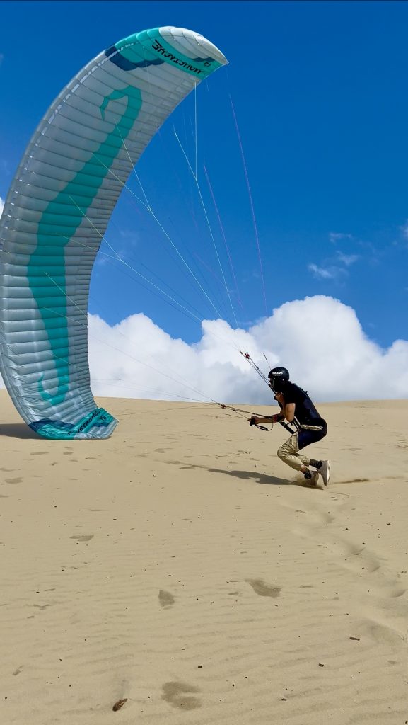 vol dynamique engagé sur la dune du pilat, figure réalisé en parakite