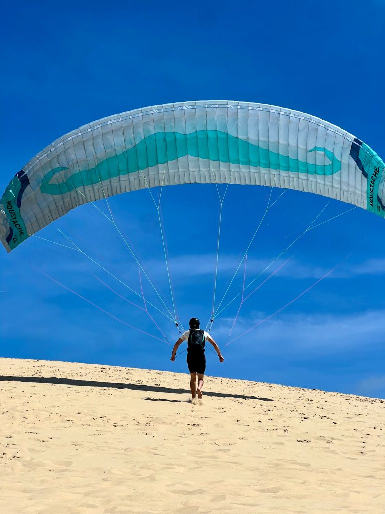 Parakite Moustache Flare qui gonfle sur la dune du Pilat