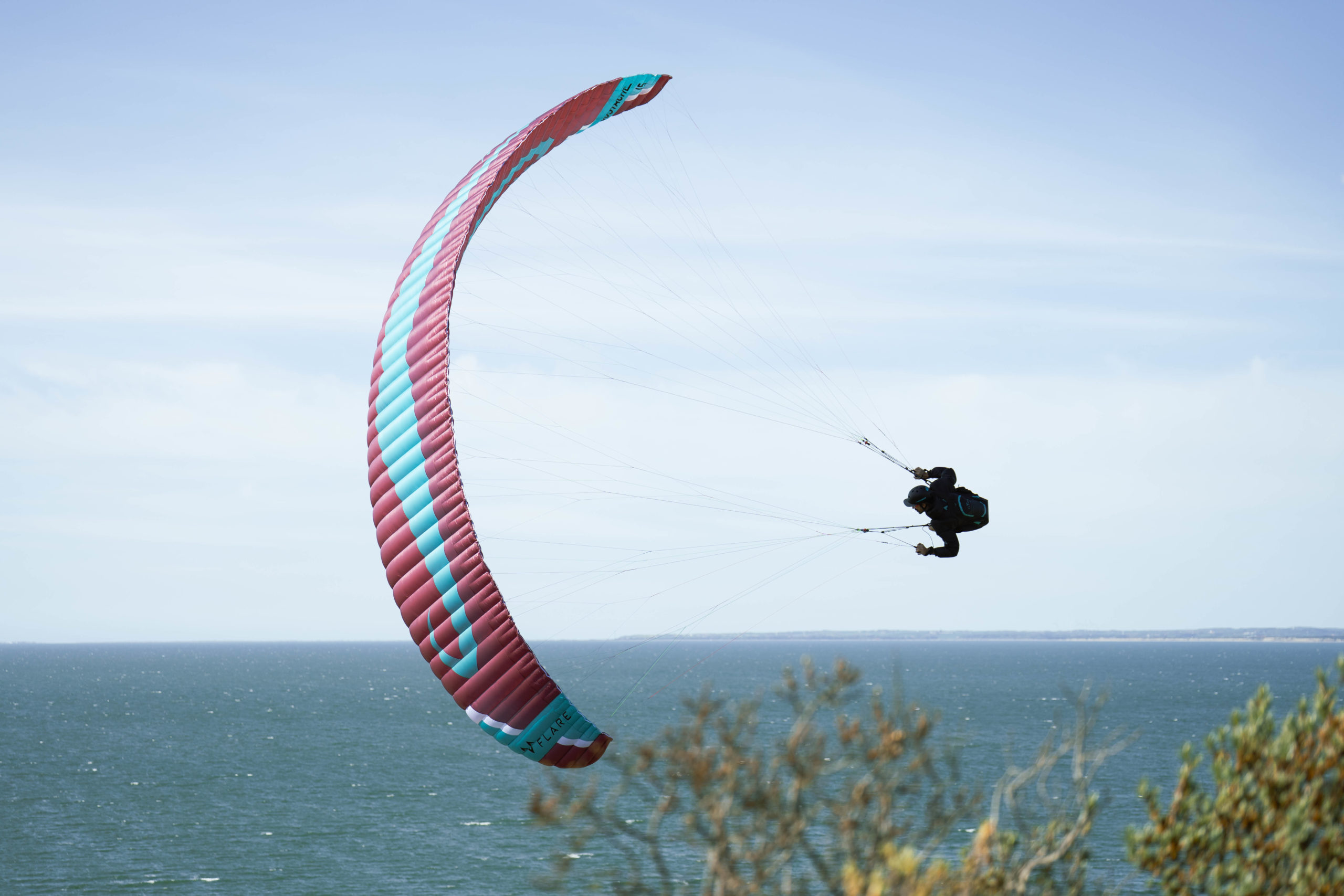 Vol avec la voile moustache au dessus des arbres